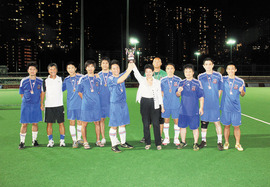 滙丰保险代表颁发杯赛季军予足球队队员。