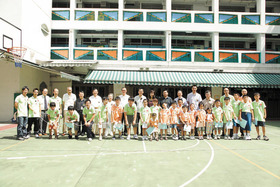 董事局成员与曾于广华医院接受治疗的小朋友一起合照。