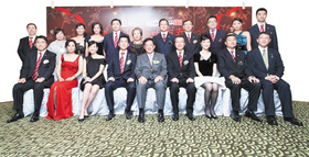 主礼嘉宾食物及衞生局局长周一岳医生GBS太平绅士(中)与东华三院董事局成员及商业电台代表合照。