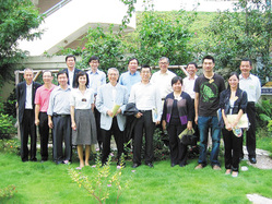 本院举行环保分享会，邀得环境及自然保育基金主席龙炳颐教授（前排左五）及成员与本院董事一起巡视环保设施。