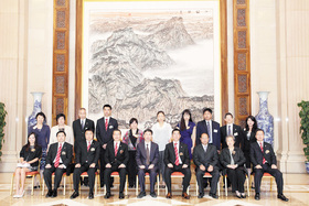 中央统战部黄跃金副部长（前排左五）与董事局访京团成员合照。