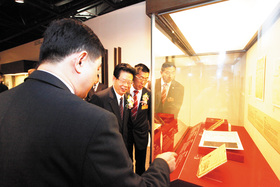 陈福今主任（左二）对各项展品甚感兴趣。
