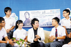 郎朗接受东华三院吕润财纪念中学的校园电视台记者访问。
