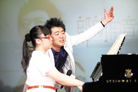 郎朗于「大师级学堂」即席对东华三院学生作出指导。