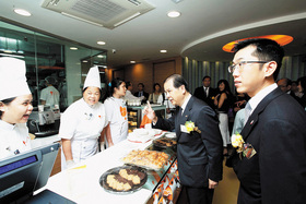劳工及福利局局长张建宗GBS太平绅士及梁定宇主席参观iBakery。
