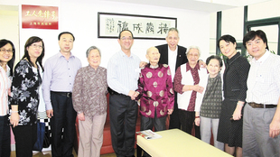 交流团在上海市第一社会福利院与几位近百岁的长者合照。