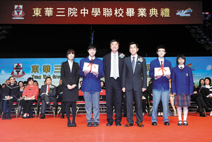 香港中文大学校长沈祖尧教授SBS（左三）颁发毕业证书予毕业学生代表。