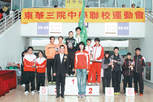 前中国女排主力副攻手，奥运金牌得主张萍小姐（前排右）与获奖的中学生合照。