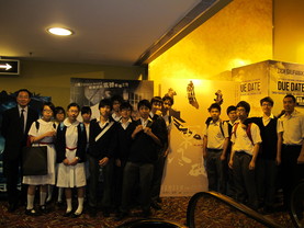 东华三院张明添中学一众师生到戏院欣赏《东风破》。