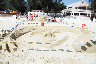 本地堆沙精英现场堆砌两座大型沙雕，令人叹为观止。