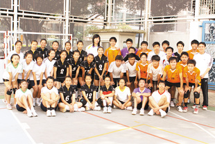 张萍（后排左七）与东华三院吕润财纪念中学排球队合照。