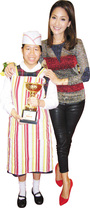 是次比赛评委之一的名模周汶錡小姐（右）与何瑞娟同学合照。