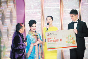 「东华之友」每月捐款计划2010星级荣誉大使杨千华小姐亲临「欢乐满东华」现场，呼吁善长支持东华三院每月捐款计划。