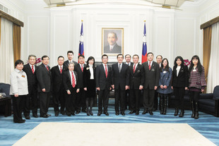 马英九总统与本院董事局成员合照。
