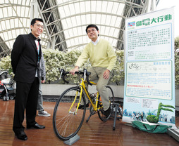 邱腾华局长对人力踏单车发电的原理深感兴趣。