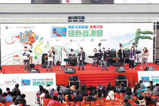 由广华医院医护人员组成的BandOne乐队倾力演出多首经典名曲。