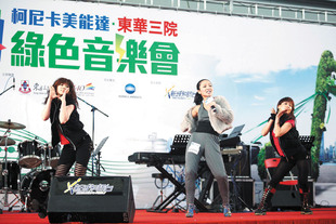 吕方、陈奂仁、郑融、RubberBand等新生力量歌手落力演出，看得观众如痴如醉。