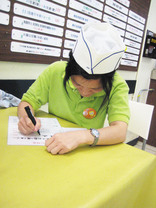 负责餐厅收银的残疾雇员在准备菜单。