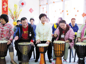 林郑月娥局长（右二）与院友一同演奏鼓乐，同庆新春。