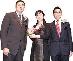 学务委员会主任委员施荣恒副主席（左），在梁定宇主席（右）陪同下，致送纪念品予主礼嘉宾中央音乐学院香港基金主席郑慧博士。
