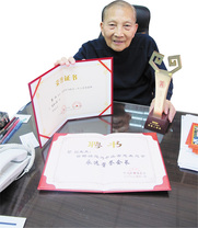 黎灿先生热心公益,为他赢得多个慈善之星的称号及奖项,去年更荣膺《2010南方.华人慈善盛典》十大慈善人物的美誉。