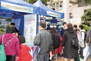各校摊位加深市民对东华学校的认识。