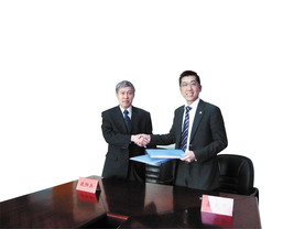 梁定宇主席（右）与山东中医药大学欧阳兵校长续签合作协议。