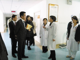 代表团正了解山东中医院的日常运行。
