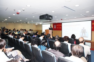 东华三院中医师与中国针灸学会人员在针灸应用培训班暨座谈会中互相交流。