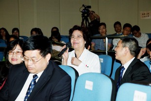 东华三院中医师与中国针灸学会人员在针灸应用培训班暨座谈会中互相交流。