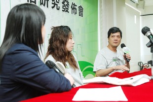 成功戒烟人士陈女士（中）表示四岁儿子的支持是其成功戒烟的动力，而刘先生则在踏进戒烟中心的第一步时已决志戒除三十多年的烟瘾。