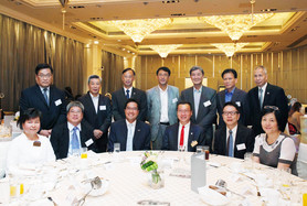 欢宴新闻处处长黄伟纶太平绅士（前排左三）。