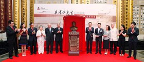张佐华主席(右六)联同董事局成员及前任主席杨超成先生,BBS(右五)与吴老先生的遗嘱执行人卢永富先生(左六)、萨智生先生(左五)及亲友一起主持揭幕仪式。