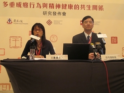 香港理工大学应用社会科学系石丹理教授（右）与本院社服主任王凤仪女士于发布会上。