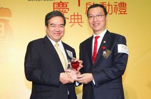 张佐华主席（右）致送纪念品予胡定旭主席。