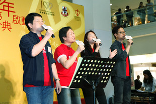 广华医院医护人员组成的乐队BandOne献唱为医院百年庆典创作的主题曲《一起》。
