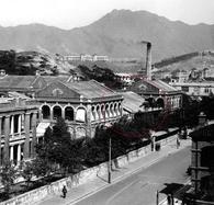 图片摄于1930年前后。红圈中的建筑物为广华医院大堂（1970年改装为东华三院文物馆），位于其侧的两座建筑物均为医院大楼。广华医院前方的道路是广华街，1958年医院重建时，政府拨出部分广华街以扩大广华医院地面面积。