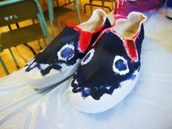 学童的彩绘布鞋制成品。