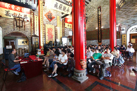 上百名参加者细心聆听资深香港历史研究者高添强先生的讲解。