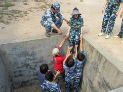 年青人在黄埔军校受训期间，师友曾到校探访，与他们一起跨越重重的挑战。
