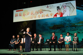 筹委会主席曾杨淑贞总理于晚会中致欢迎词。