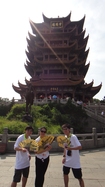 同学参观位于武汉市的江南三大名楼之一黄鹤楼。