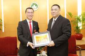 张佐华主席（左）致送纪念品予澳门特别行政区崔世安行政长官。