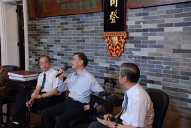 （左起）急症室部门主管董伟杰医生、时任顾问医生吴振华医生及部门运行经理刘荣石先生。