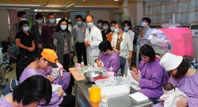 儿科部门主管吴国强医生陪同汪明荃小姐及董事局成员探访育婴室。
