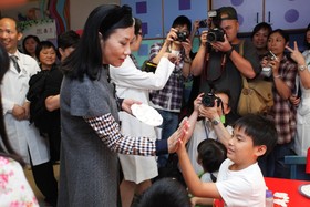 住院儿童和曾是「轻磅BB」的小孩心情兴奋，一位小朋友更与汪明荃小姐比拚手掌大小。