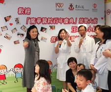 活动室内贴满一班出席小朋友的旧照，汪明荃小姐即场竞猜谁是昔日的「轻磅BB」，并与三位长大了的「轻磅BB」合照。