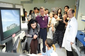 汪明荃小姐与董事局成员向住院儿童问好。