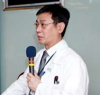 东华三院荣誉顾问王荣祥医生（左）及广华医院中药科研中心熊曼琪教授（右）于发布会上分享中西医结合治疗糖尿病足的成果。