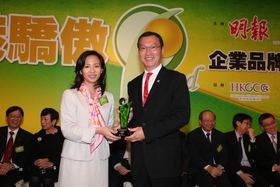 张佐华主席（右）代表领取香港骄傲企业品牌选举2011颁发的「评审团大奖（慈善服务机构类别）」。